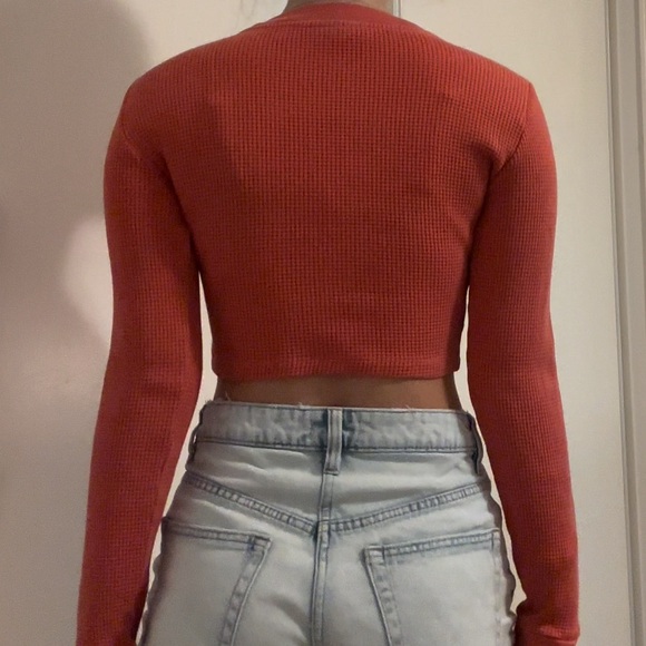 TNA Aritzia Coral waffle fabric long sleeve cropped shirt - Picture 2 of 2